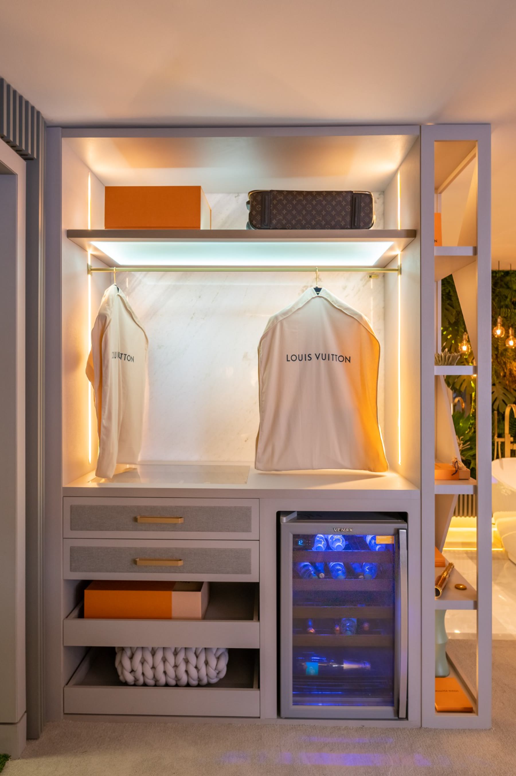 Closet planejado com adega, porta-malas e iluminação