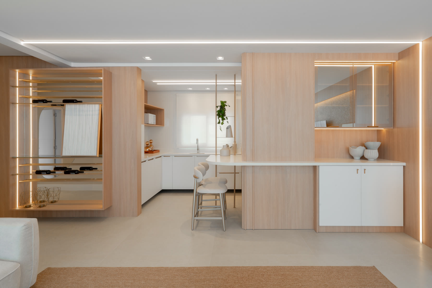 Cozinha planejada com adega e ilha central