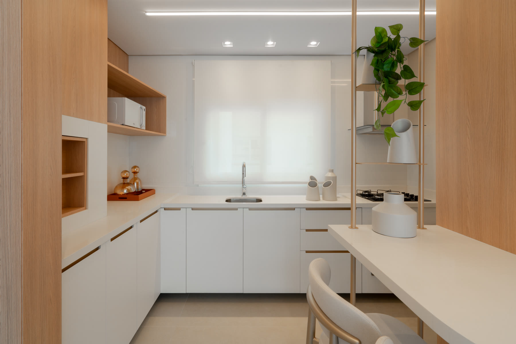Cozinha planejada em L com janela e plantas