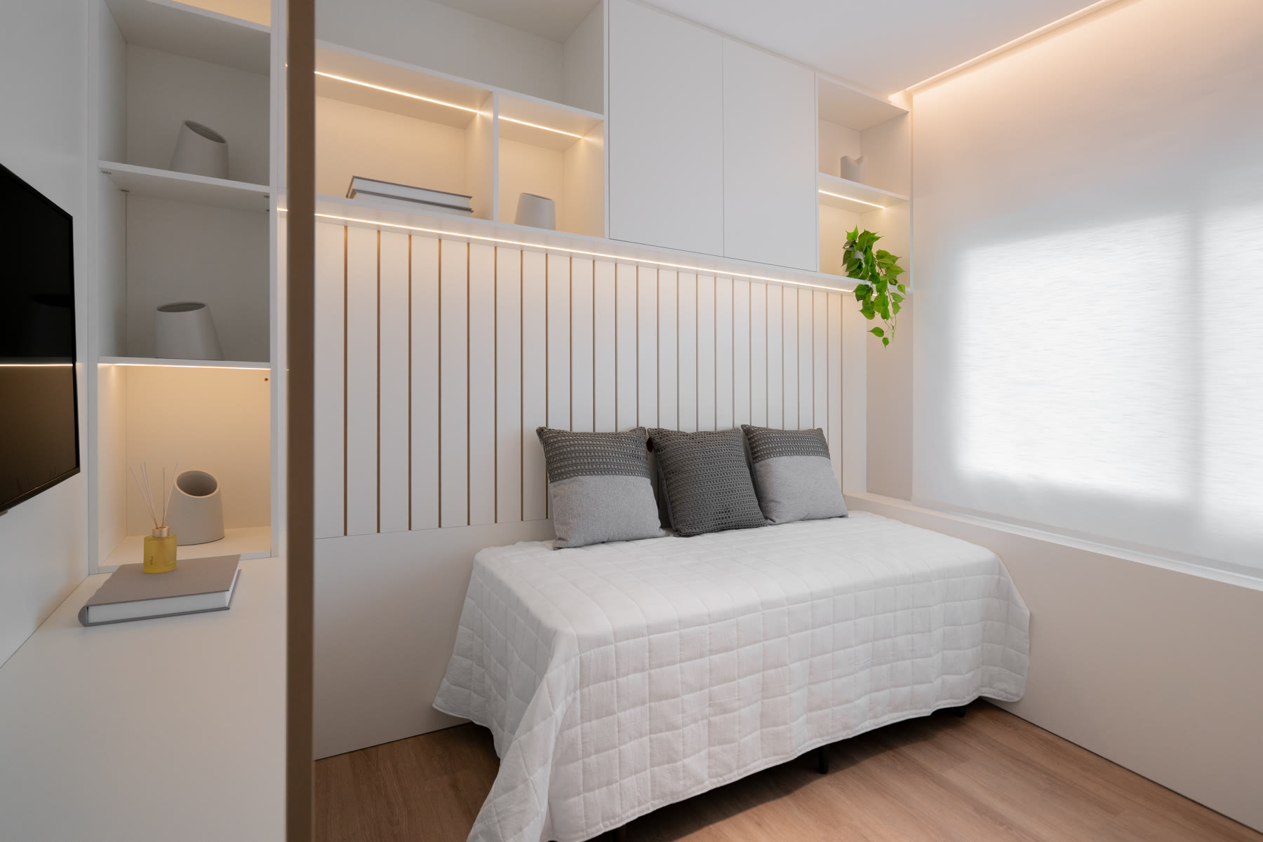 Quarto com daybed e nicho iluminado