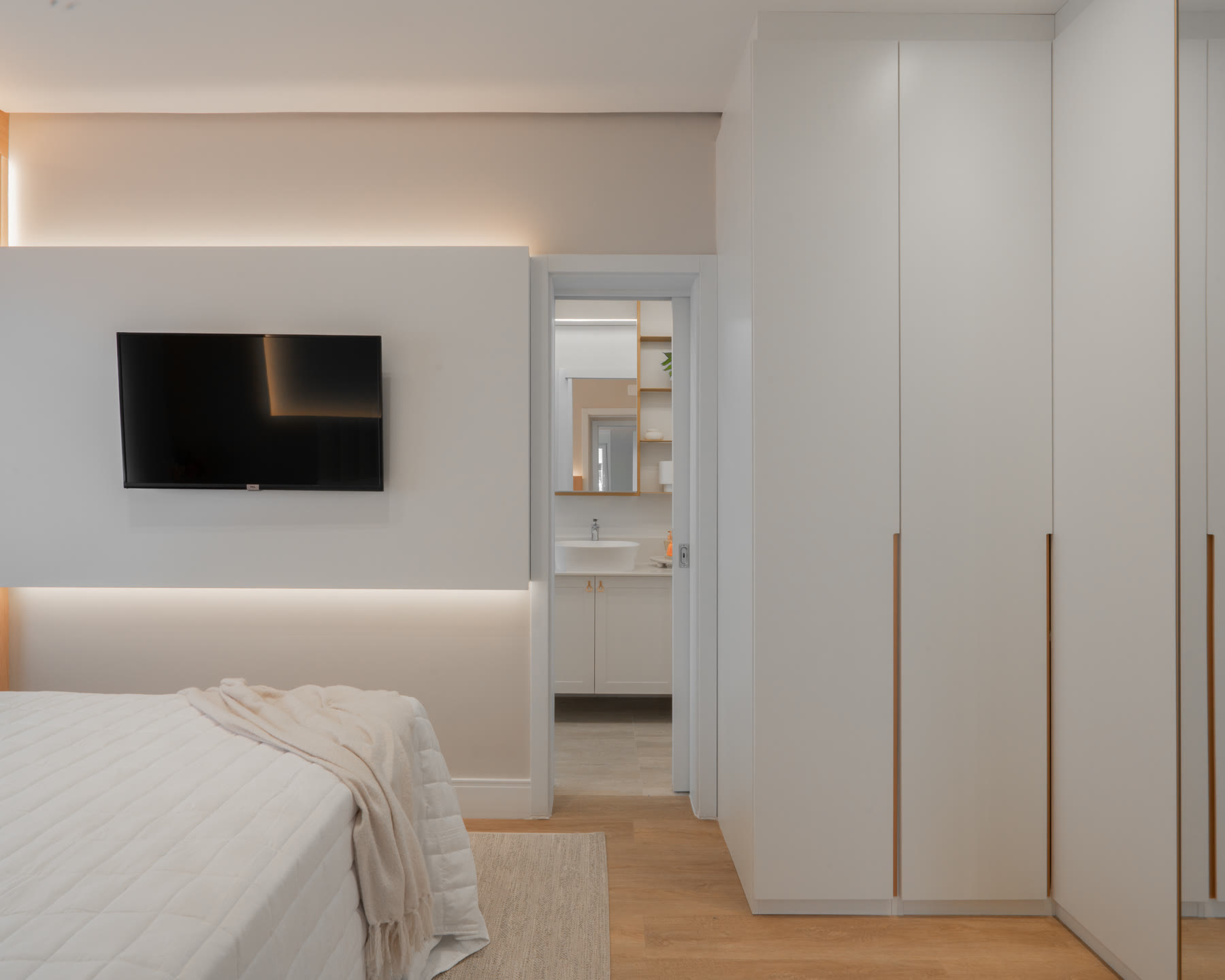 Suíte com TV e closet integrado