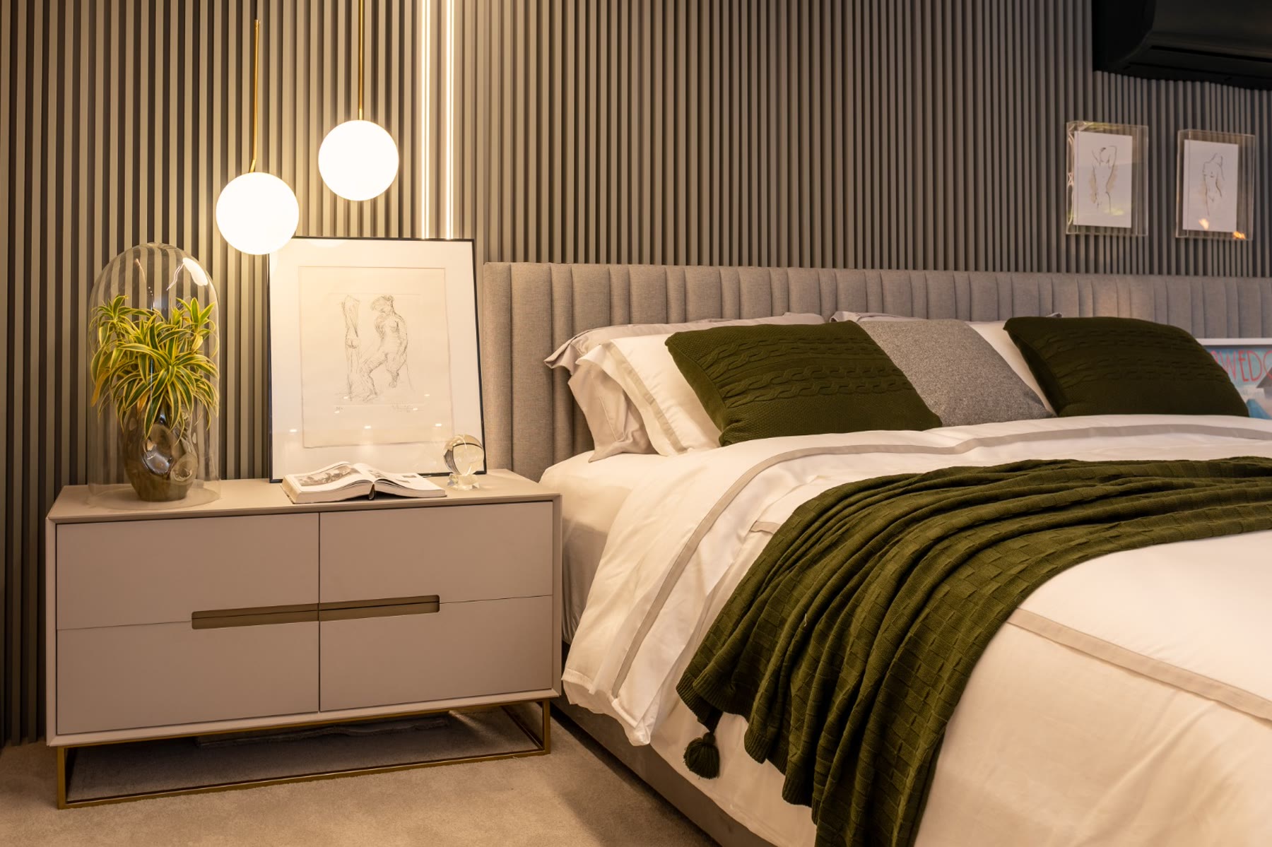 Quarto com cabeceira canelada e detalhes em verde