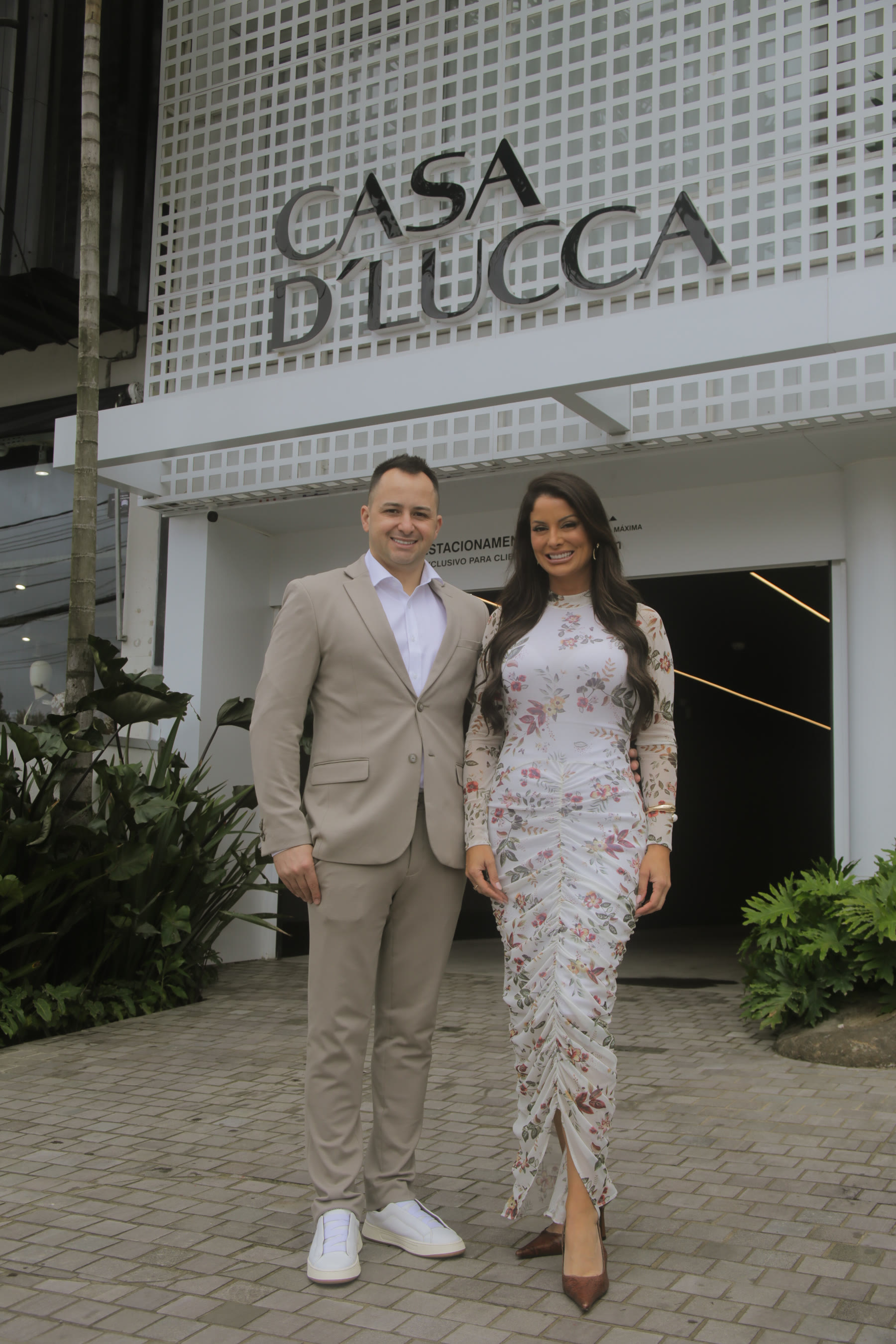 Luisa Pilati e Marcelo Bandeira, fundadores da Casa D'Lucca, em frente à nova loja